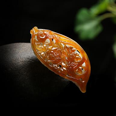 黄翡凤穿牡丹俏色透雕挂件