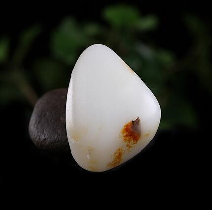白度好的和田玉籽料原石