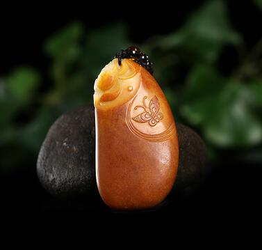 黄沁女士把玩的和田玉蝶恋花挂件