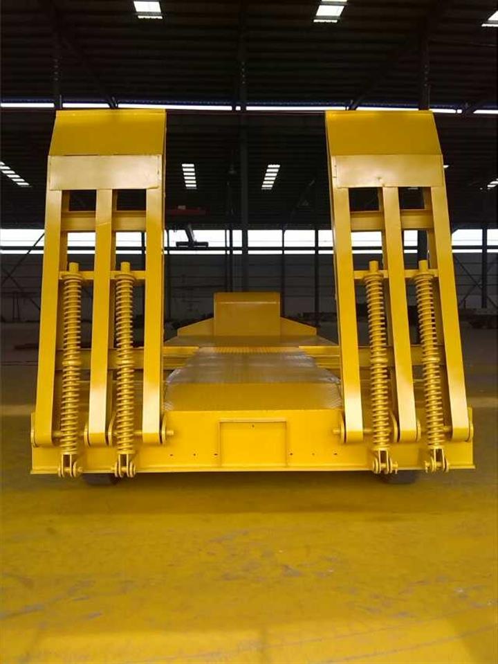 梁山13米低平板半挂车价格