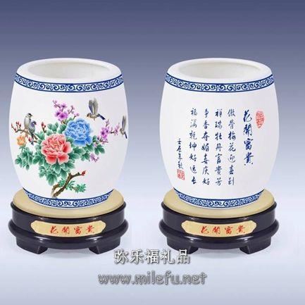 青花瓷旋转笔筒